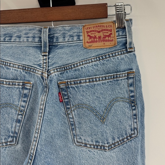 Levi's 501's Classic Women's button fly Blue Distressed Jeans Size W26" L30" - Picture 3 of 9